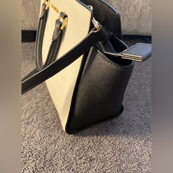 MK medium black/white bag fairly new. It is super cute and you can mix and match - Picture 3 of 8